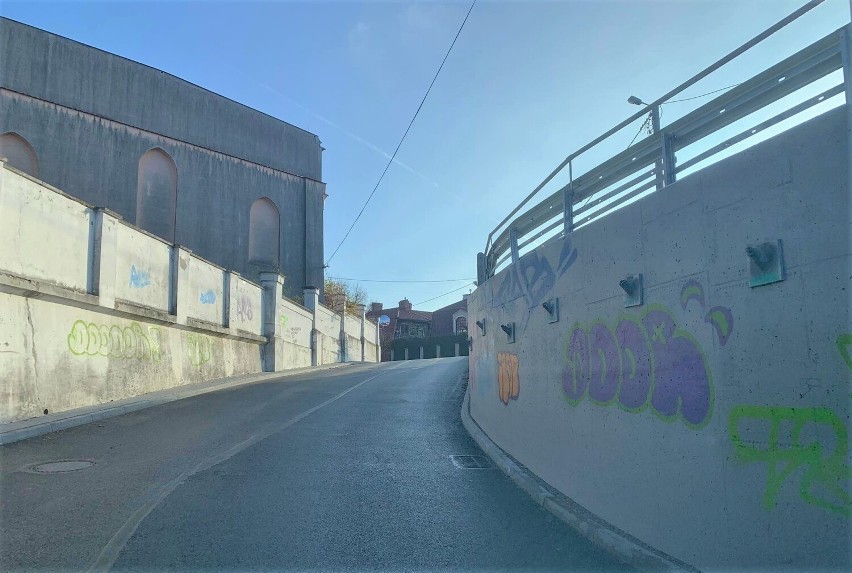 Malowidła szpecą mur oporowy wzdłuż ulicy Nadole w Tarnobrzegu. Czytelnik interweniuje: "Żeby to chociaż ładne było..." Zobaczcie zdjęcia 
