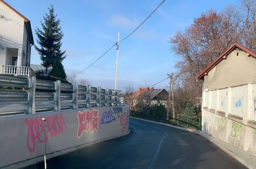 Malowidła szpecą mur oporowy wzdłuż ulicy Nadole w Tarnobrzegu. Czytelnik interweniuje: "Żeby to chociaż ładne było..." Zobaczcie zdjęcia 