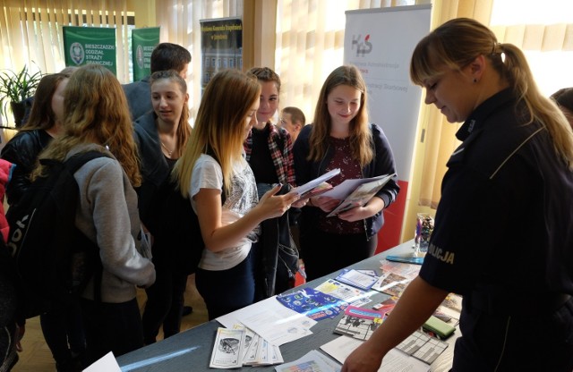 We wtorek Centrum Edukacji i Pracy Młodzieży Ochotniczych Hufców Pracy w Przemyślu, zorganizowało targi pracy. Młodzież mogła się zapoznać m.in. z ofertą służb mundurowych. Były także oferty pracy za granicą.

Celem przedsięwzięcia jest zaprezentowanie mieszkańcom kompleksowej oferty pracy dostępnej na lokalnym rynku. Przemyskie Targi Pracy, to także możliwość spotkania z ekspertami, informacje na temat możliwości podnoszenia swoich kwalifikacji zawodowych oraz niepowtarzalna szansa na zdobycie wiedzy, która już dziś pozwoli właściwie pokierować ścieżką swojego rozwoju. Targi to jednak przede wszystkim doskonała okazja do zapoznania się z oczekiwaniami i wymaganiami na określonych stanowiskach pracy.

Zobacz także: Jak daleko firma może ingerować w życie prywatne pracownika?
