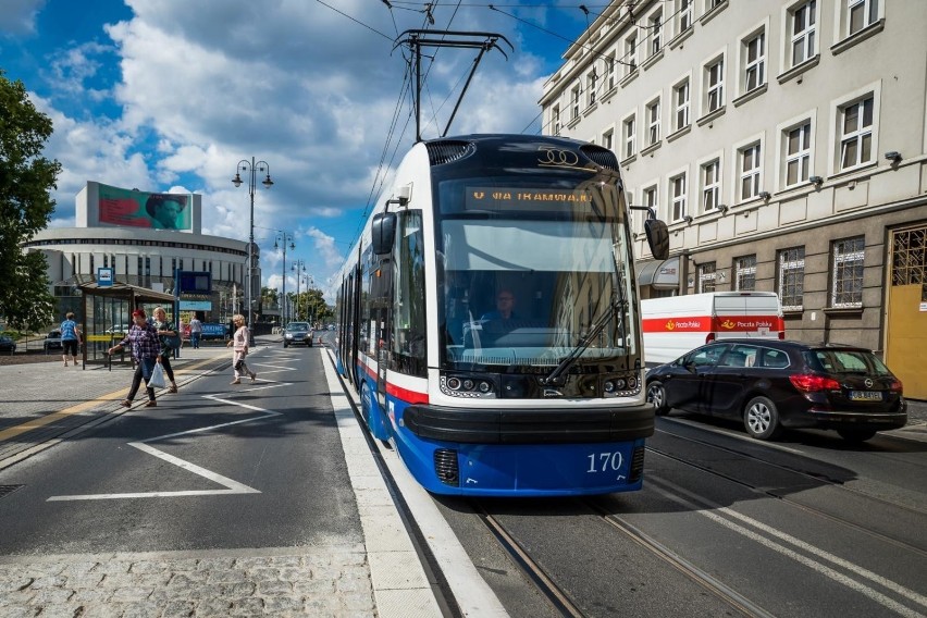 Pasażerowie są bezpieczniejsi, przechodząc przez jezdnię,...