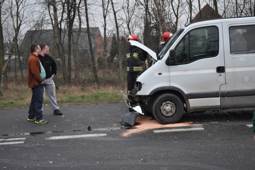 Wypadek: pod Olszą doszło do zderzenia dwóch samochodów - 25...