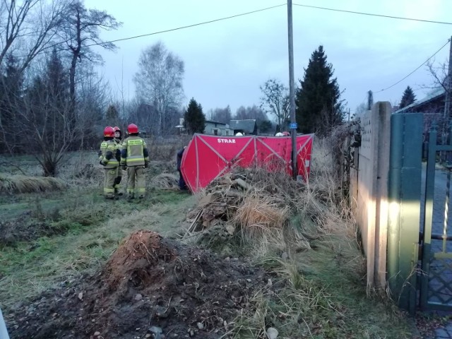 Zwłoki kobiety odkryli policjanci. Zgineła kilkaset metrów od domu.