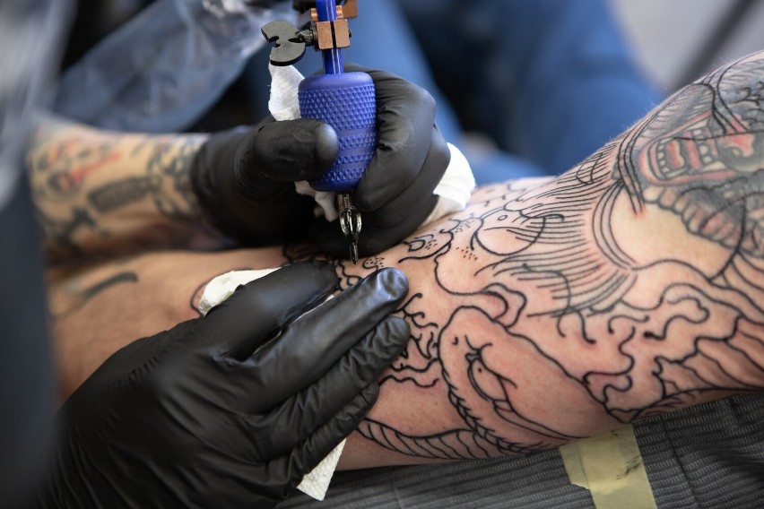 Tatuaż czyli trwałe ozdabianie ciała ma wielu fanów i...