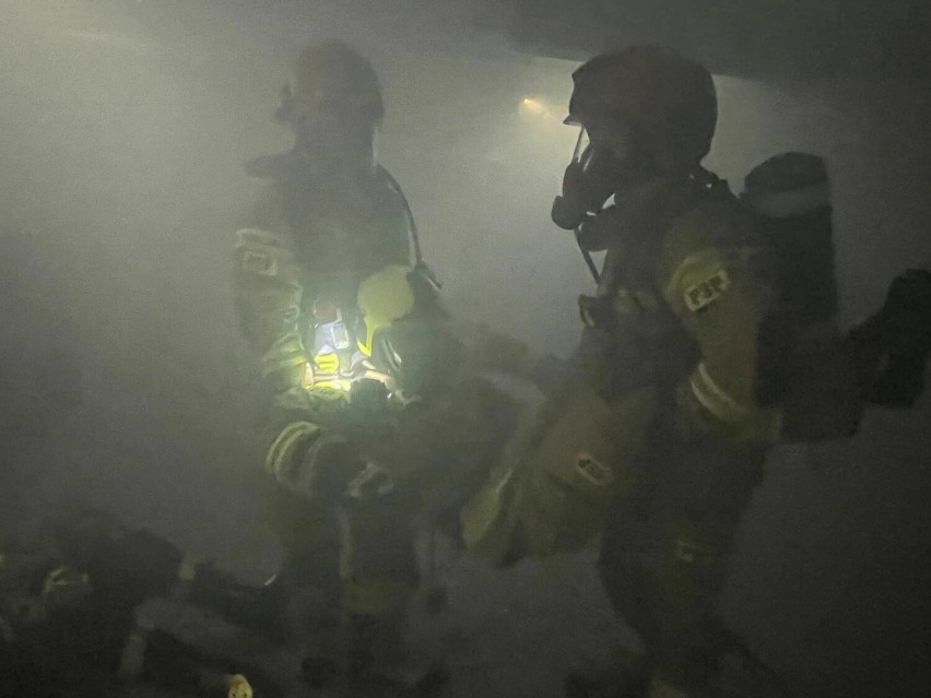  Akcja ratowniczo-gaśnicza podczas pożaru w garażu obiektu turystycznego. Ćwiczyli strażacy