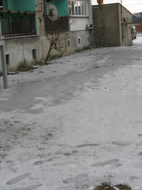 Mieszkańcy Choczewa alarmują: czarny jest śnieg od sadzy