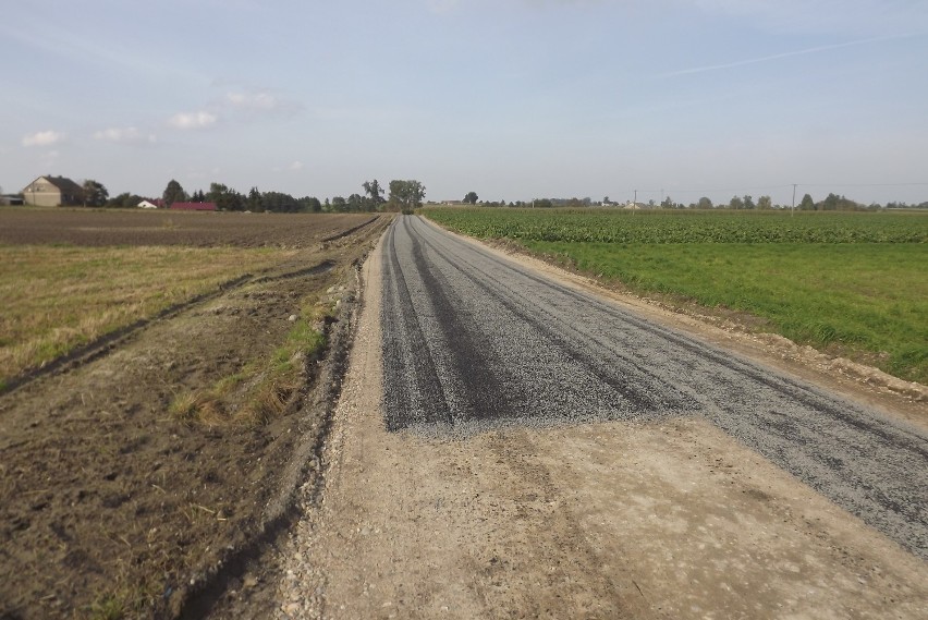 Władze samorządowe gminy Radomin pobudowały nowy odcinek drogi asfaltowej