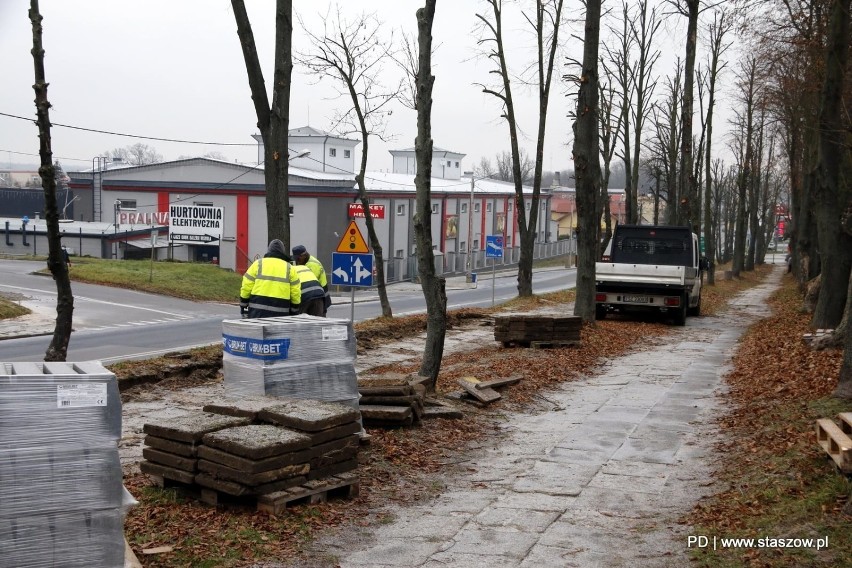 Rozpoczął się remont chodnika przy ulicy Krakowskiej w Staszowie. Mieszkańcy odetchnęli z ulgą (ZDJĘCIA)
