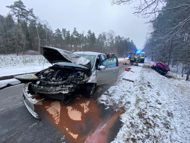 Jezdnia w tym miejscu była pokryta błotem śniegowym