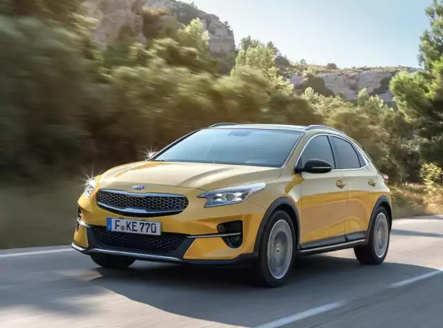 Kia XCeed to kompaktowy crossover, który zdecydowanie wyróżnia się na tle konkurencji. Ma świetny wygląd, dużo miejsca, wysoki komfort i bogate wyposażenie. Jego wady to mały bagażnik i spore spalanie, ale to nie zmienia faktu, że to atrakcyjna oferta w tej kategorii cenowej.