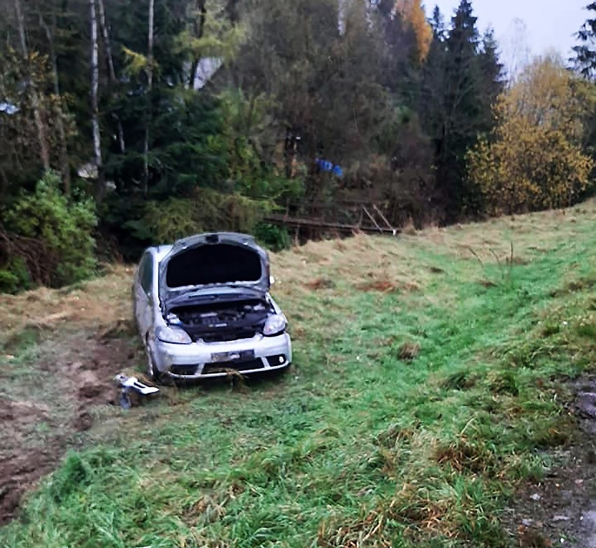 Wypadek w Lubomierzu. Samochód osobowy wywrócił się na górskiej drodze [ZDJĘCIA]