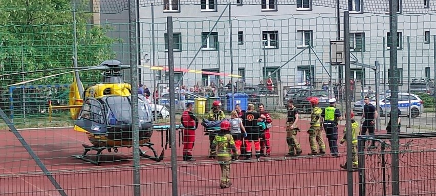 Wypadek w Bytomiu.17-latek wypadł z okna z drugiego piętra przy ul. Żeromskiego. Na miejscu lądował śmigłowiec LPR