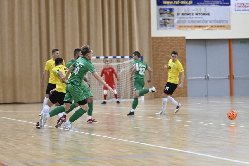 Piłkarze Futsal Świecie (żółte koszulki) pokonali UKS Mrówka...