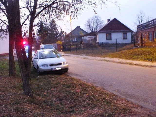 Kolizja w Kraśniku: Do zdarzenia doszło w środę ok. godz. 16.00 na ul. Urzędowskiej. Aby nie utrudniać ruchu i nie zagrażać bezpieczeństwu kierowcy zaparkowali auta przy ul. Budzyńskiej.