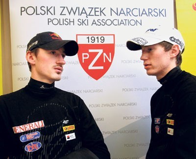 Kamil Stoch (z prawej) liczy, że powalczy z Adamem Małyszem