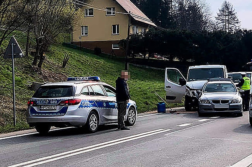 Pod Nowym Sączem dostawczak staranował osobówkę