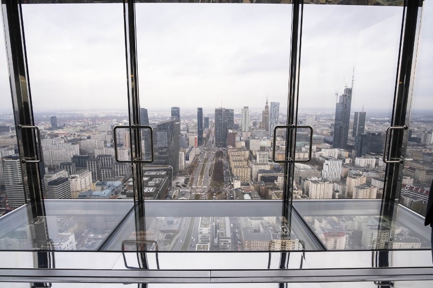 Skyfall. Taras widokowy na szczycie wieżowca. Przeszkolona podłoga i wychylana platforma 190 metrów nad ziemią