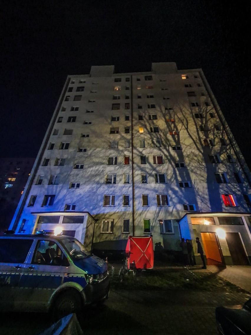 Mężczyzna zginął po upadku z okna wieżowca na Armii Krajowej w Lesznie