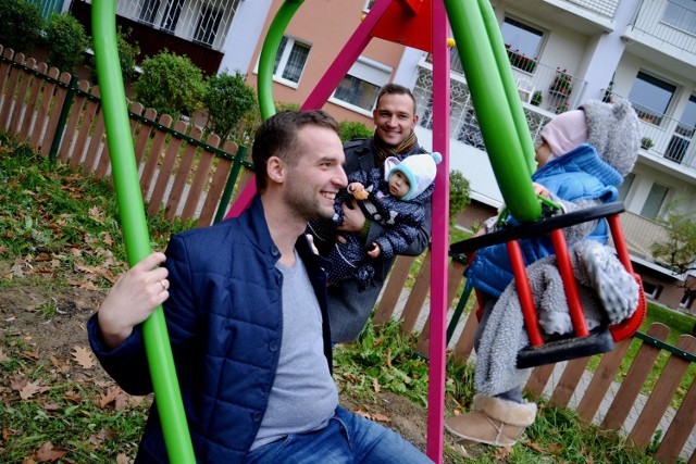 Radni Robert Górski i Paweł Wysocki z dziećmi skorzystali z nowych huśtawek i potwierdzają, że jest to świetna zabawa zarówno dla najmłodszych, jak i rodziców.