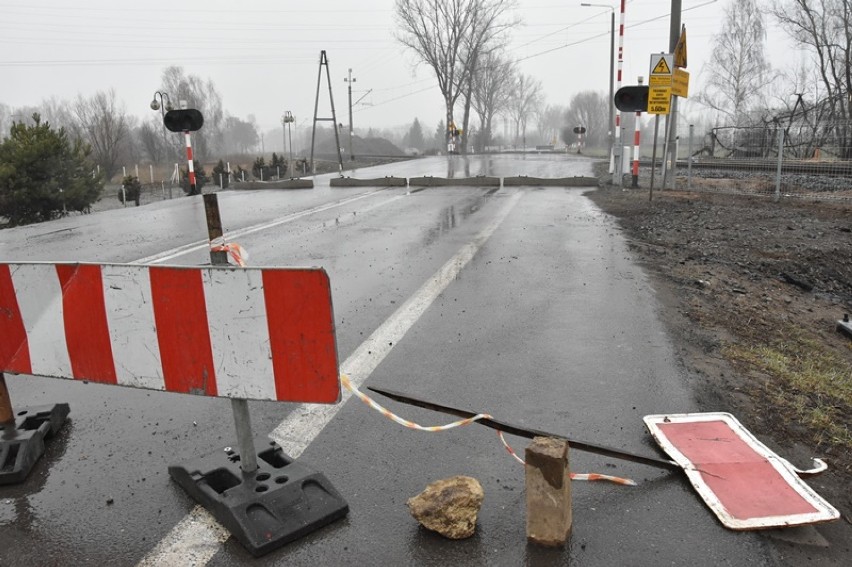 Przejazd kolejowy na ulicy Legnickiej jest nadal zamknięty [ZDJĘCIA]