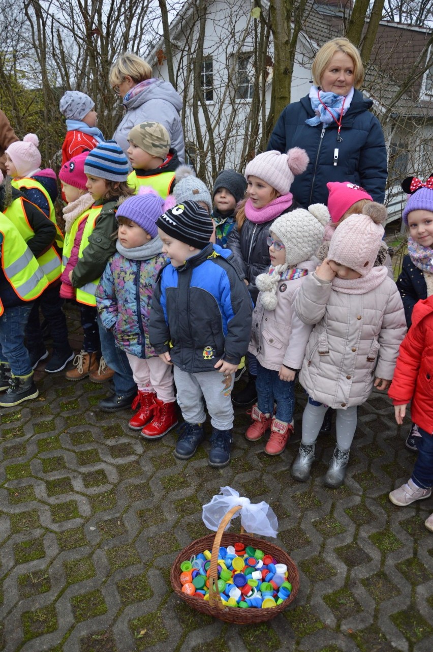 Finał akcji „Nakręceni na pomaganie” w Koczale. Metalowy kosz na nakrętki stanął w centrum wsi (FOTO+VIDEO)