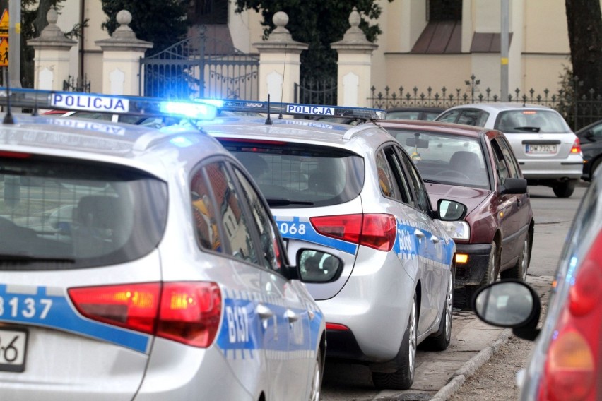 Narkotyki w Pabianicach. Zobaczył policjantów i wyrzucił fifkę do kosza...