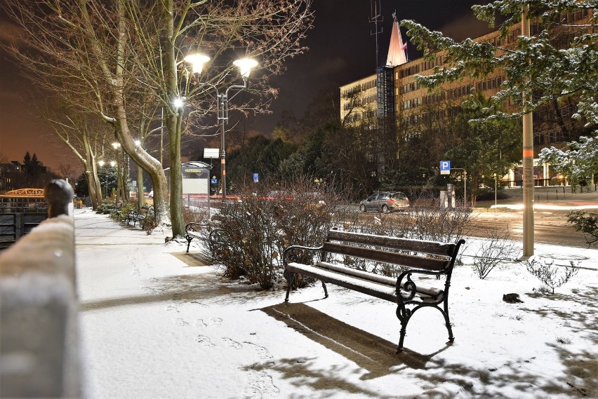 Nocne Opole przyprószone śniegiem. Ulica Piastowska

Zobacz:...