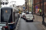 Policyjny radiowóz spowodował kolizję w centrum Bydgoszczy. Kierowcy stanęli w ogromnym korku