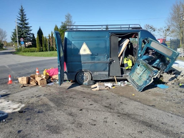 Zderzenie busa i osobówki w miejscowości Wybcz