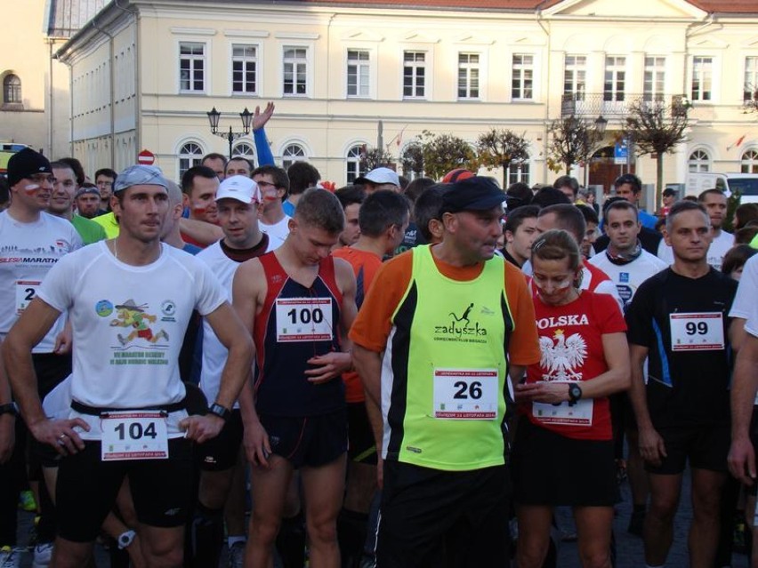 Bieg niepodległości w Oświęcimiu. Na starcie stanęło ponad 300 biegaczy [FOTO]