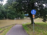 Oświęcim. Opady ustały, a mimo to wody w rzekach nie ubywa. Wciąż stany alarmowe na Sole w Oświęcimiu i Wiśle w Jawiszowicach