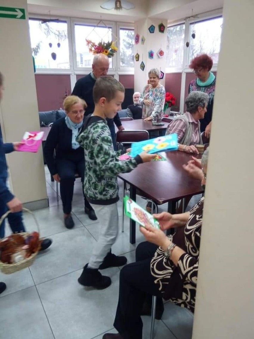 Uczniowie Szkoły Podstawowej w Skroniowie odwiedzili podopiecznych Domu Seniora+ w Jędrzejowie. Zobaczcie zdjęcia