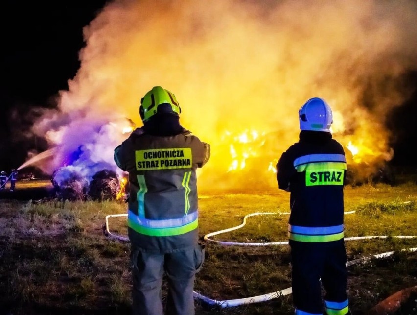 Pożar w Ostrowie koło Łasku. Pali się słoma. Strażacy walczą z żywiołem od kilkunastu godzin! ZDJĘCIA 
