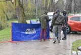 Zwłoki człowieka w strumieniu w Szybowicach koło Prudnika. Policja i prokurator pracują na miejscu