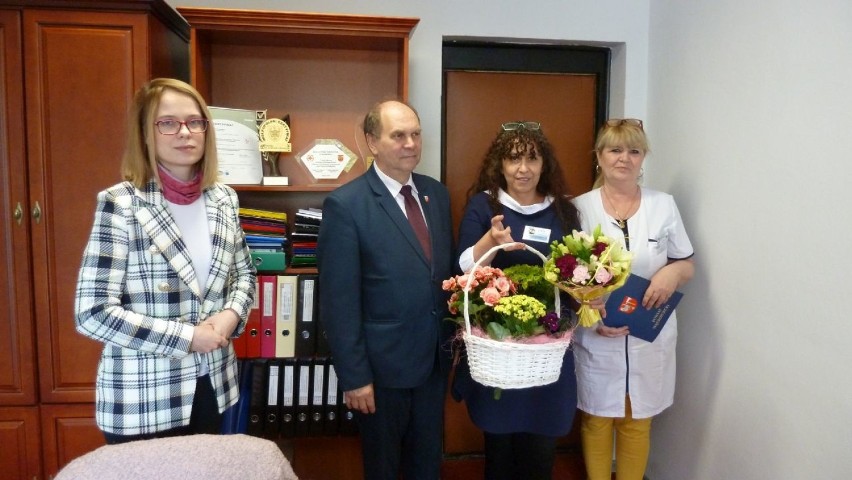 Złożyli życzenia pielęgniarkom i położnym ze szpitala w Wągrowcu 