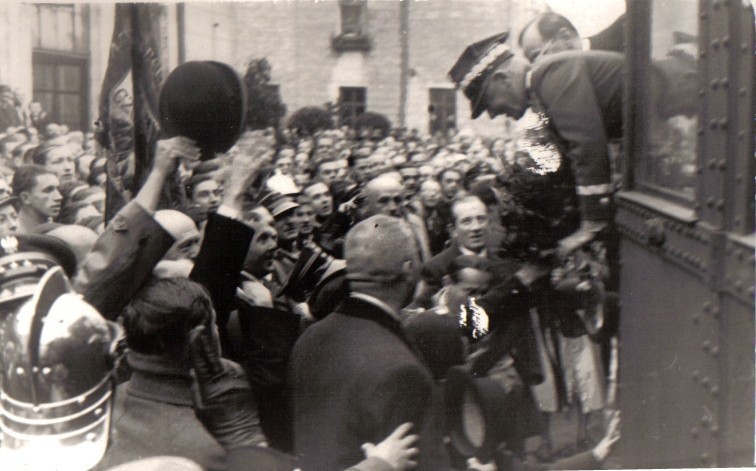 Edward Rydz-Śmigły przed dworcem w Zawierciu w 1937 roku.
