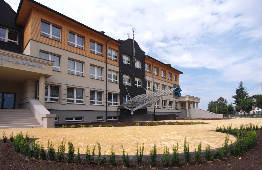 Nobliści patronują odnowionemu gimnazjum w Pajęcznie