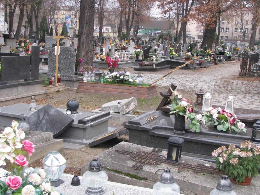 Dewastacja zabytkowego cmentarza w Ostrowie [FOTO] 