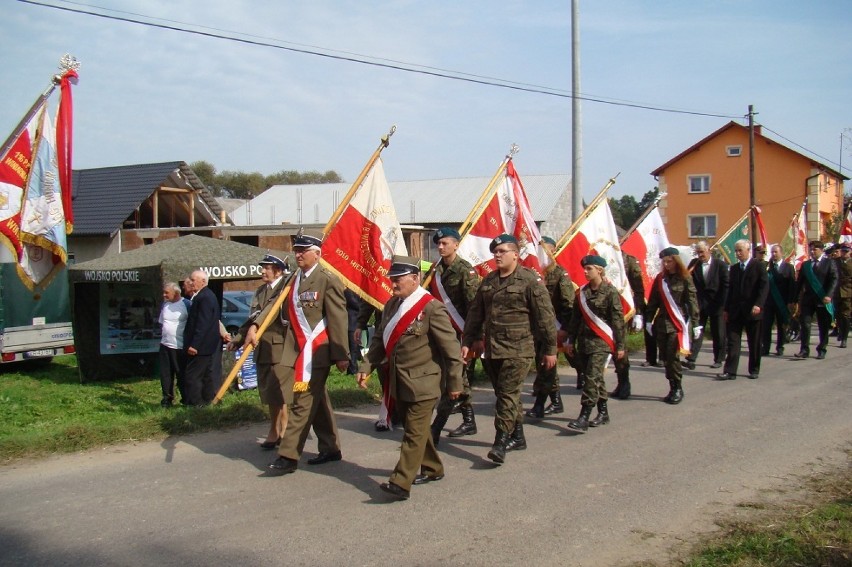 Pomnik poległych mieszkańców Wierzbicy uroczyście odsłonięto w niedzielę