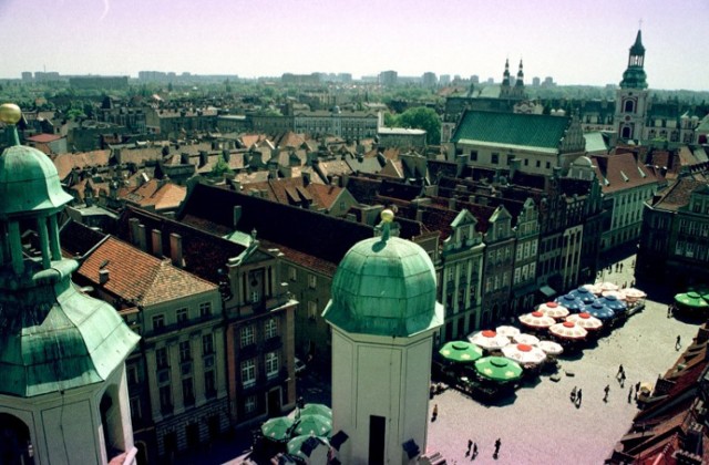 Tak wyglądał poznański Stary Rynek w 2000 r. 

Zobaczcie, jak bardzo się zmienił ----->