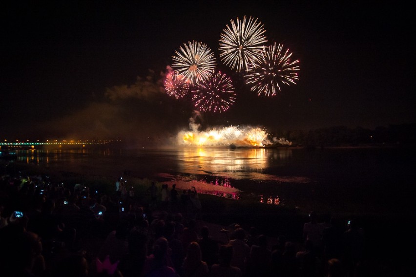 Wianki nad Wisłą 2016, Warszawa. Fajerwerki rozświetliły niebo w stolicy! [ZDJĘCIA]