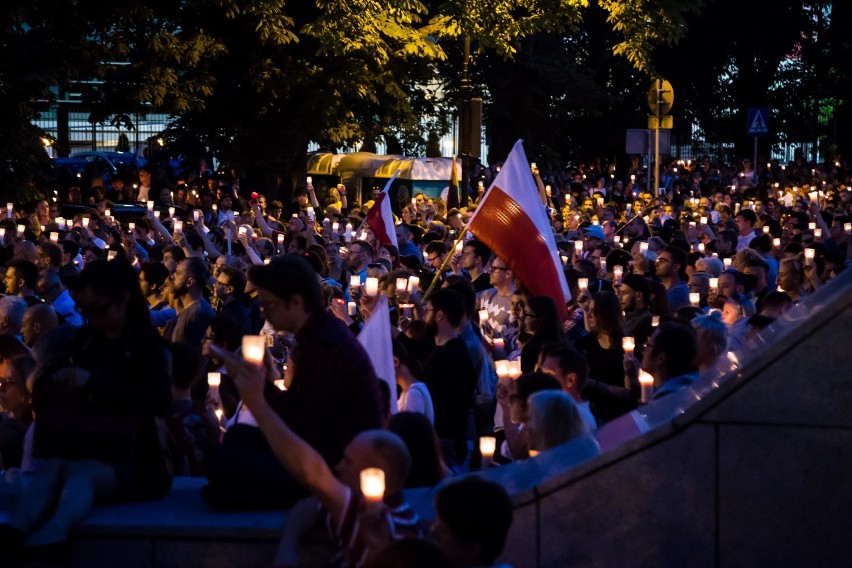 Nocne protesty w Warszawie. Tłumy protestowały pod Sejmem i...