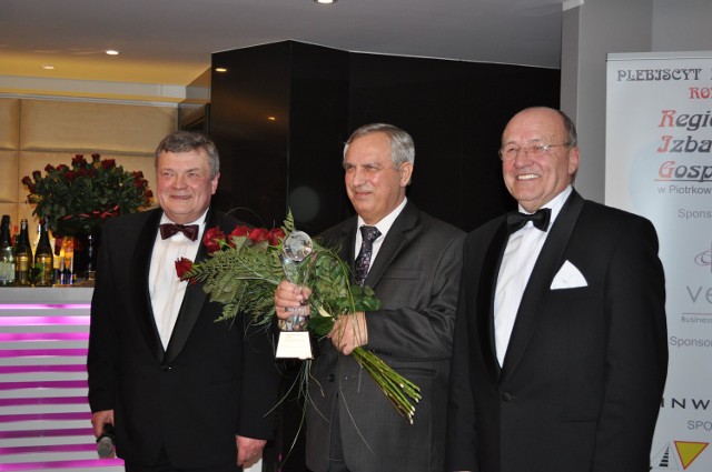 Waldemar Kelm (w środku) Przedsiębiorca Roku 2010 w Piotrkowie