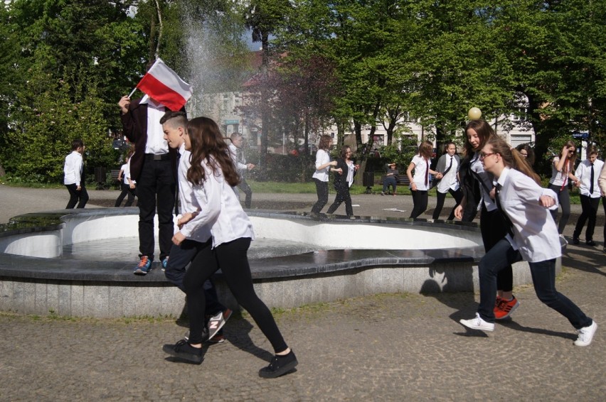Flash mob na pl. 3 Maja w Radomsku. Młodzież zachęca do...
