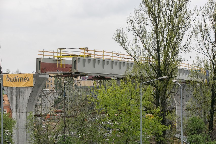 Kraków. Budowa łącznicy kolejowej idzie pełną parą [ZDJĘCIA]