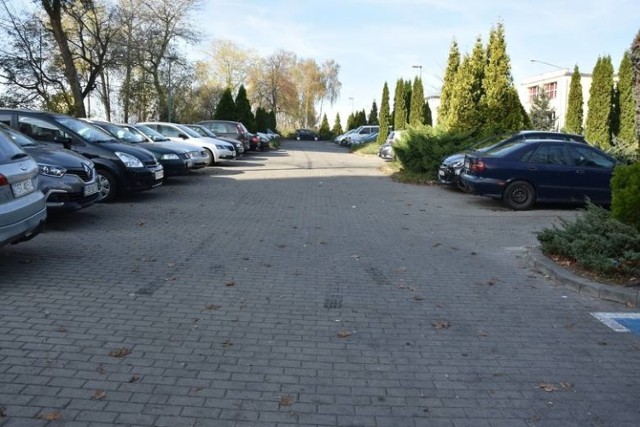 Parking naprzeciw Zespołu Szkół Zawodowych numer 2.
