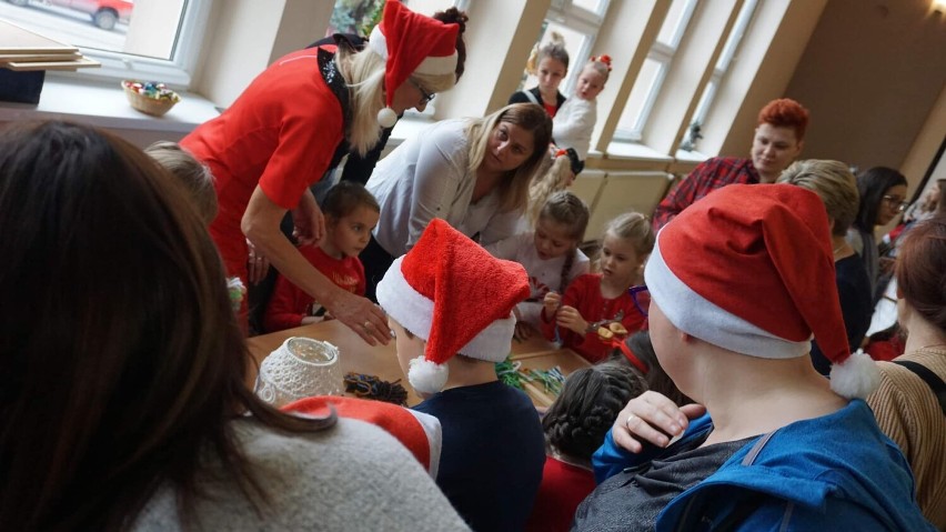 Impreza u Świętego Mikołaja w Krajeńskim Ośrodku Kultury. Elfy, bombki, pracownia artystyczna i wspólne kolędowanie