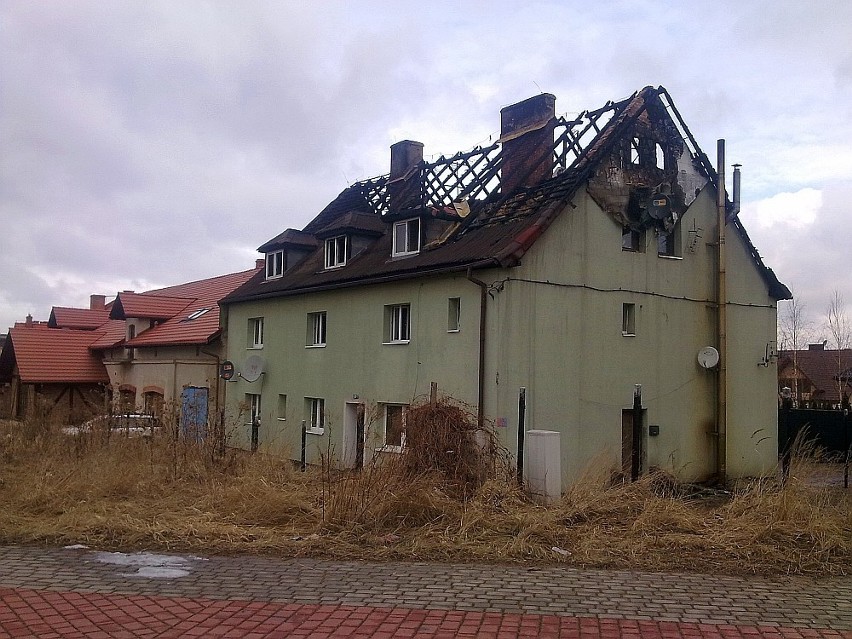 Pożar domu przy ul. Wiejskiej w Gliwicach [ZDJĘCIA + WIDEO]