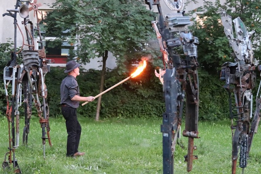 Niecodzienny happening oglądali uczestnicy zakończenia...