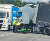 Wypadek na DK 75 w Krzyżówce. Doszło do zderzenia motocykla i samochodu ciężarowego. Ranny motocyklista trafił do szpitala