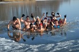 Niedzielny pokaz zimowych kąpieli nad jeziorem Sowica w Prabutach